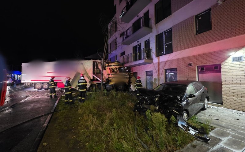 ACCIDENT pe o stradă din Cluj-Napoca / A intrat cu TIR-ul în bloc. Un stâlp de curent, plus două mașini parcate au mai fost avariate