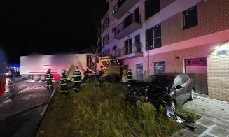 ACCIDENT pe o stradă din Cluj-Napoca / A intrat cu TIR-ul în bloc. Un stâlp de curent, plus două mașini parcate au mai fost avariate