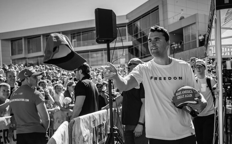 Activist conservator american, adversar al mișcării ”woke” și susținător al lui Trump, ucis de un lunetist, în timpul unui eveniment din campusul Universității Utah