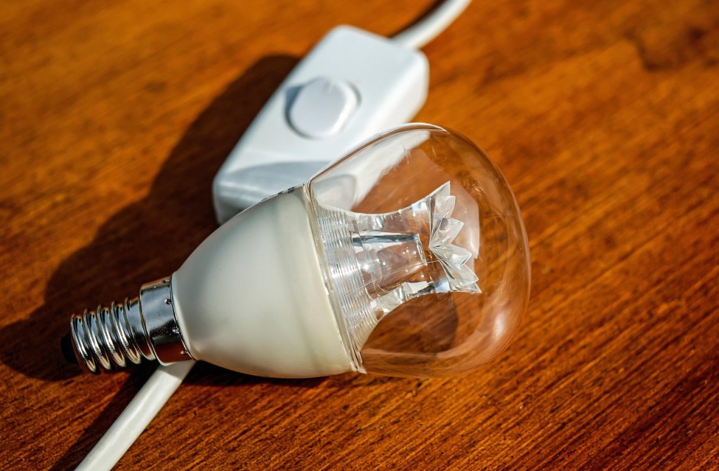Explozie de prețuri: Energia electrică, cea mai mare creștere. Românii plătesc mai mult și pentru ulei, cafea sau servicii de cosmetică
