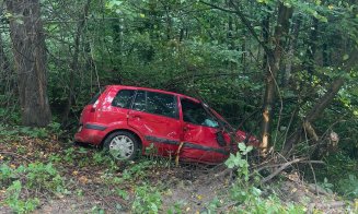 Accident în Cluj-Napoca: o mașină a ieșit în decor și s-a izbit de un copac. Femeie, transportată la spital