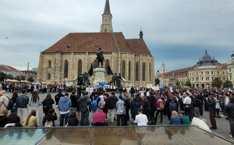 Profesorii clujeni, din nou în stradă. Miting de protest în centrul Clujului. Studenții și elevii, alături de dascăli