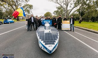 Vehiculul echipei Solis UTCN, expus în centrul orașului australian Adelaide, după ce a trecut linia de finish la Bridgestone World Solar Challenge