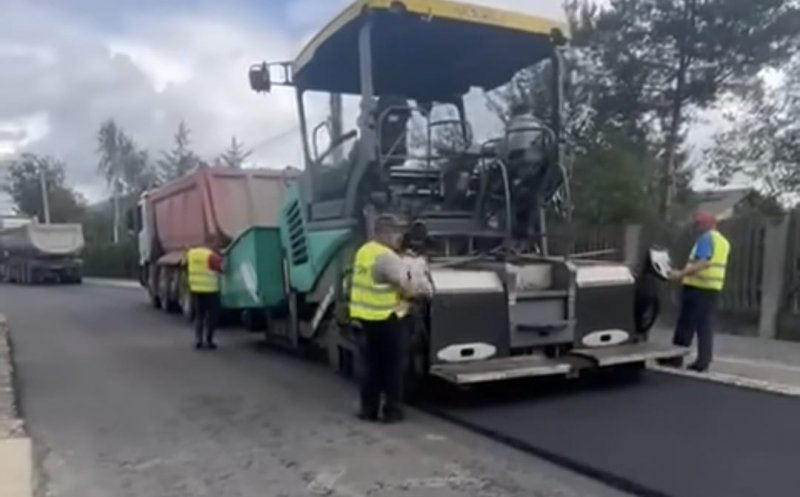 Lucrări de modernizare pe drumurile din Dej. Se toarnă ultimul strat de asfalt pe strada Huhurez