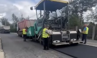 Lucrări de modernizare pe drumurile din Dej. Se toarnă ultimul strat de asfalt pe strada Huhurez