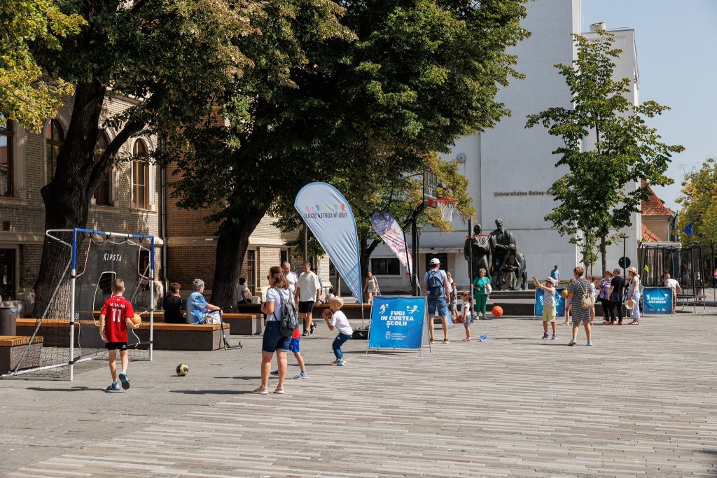 Cluj-Napoca devine din nou un teren de joacă în aer liber. Clujenii, invitați la mișcare: Fotbal, baschet, volei, badminton sau tenis de masă