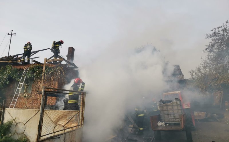 Incendiu puternic în județul Cluj: Patru anexe și acoperișul unei case au fost distruse
