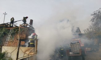 Incendiu puternic în județul Cluj: Patru anexe și acoperișul unei case au fost distruse