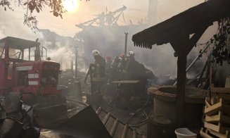 Incendiu puternic în județul Cluj: Patru anexe și acoperișul unei case au fost distruse