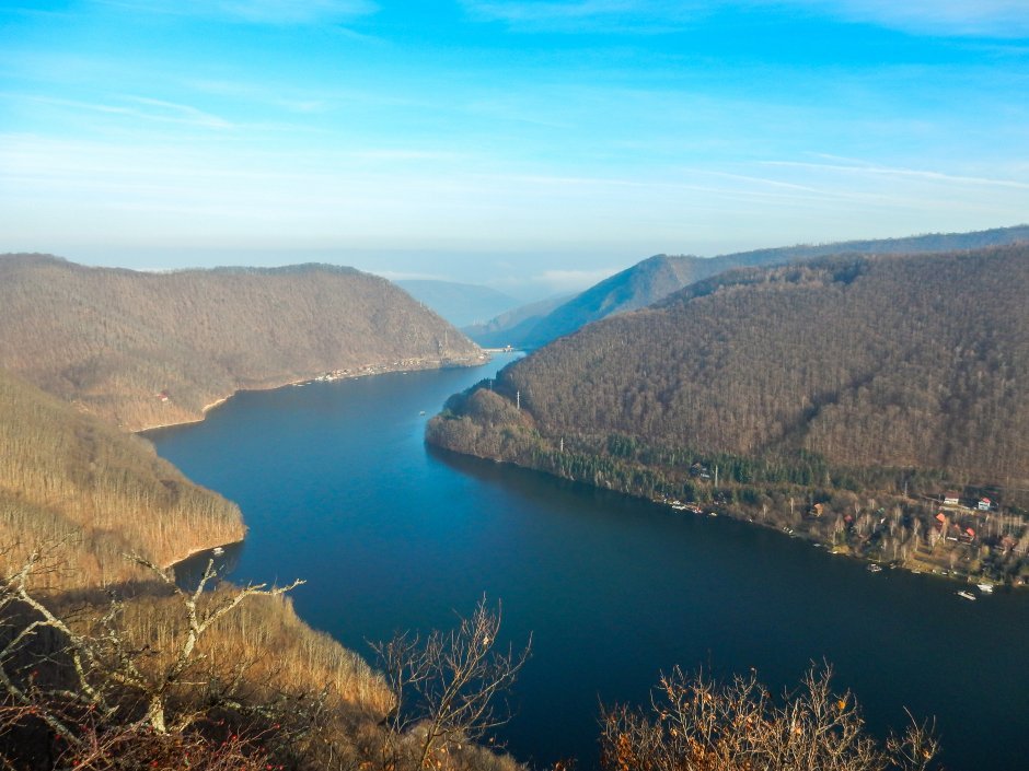Traseu montan pentru iubitorii de natură: Priveliște de vis asupra lacului Tarnița