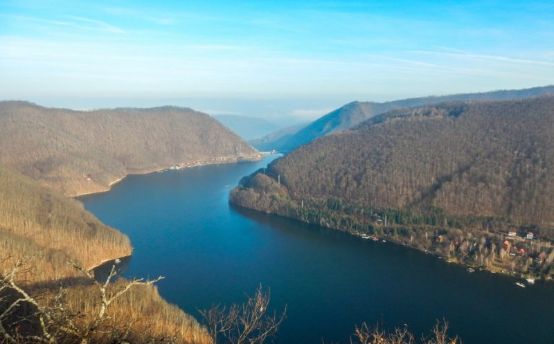Traseu montan pentru iubitorii de natură: Priveliște de vis asupra lacului Tarnița