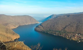 Traseu montan pentru iubitorii de natură: Priveliște de vis asupra lacului Tarnița