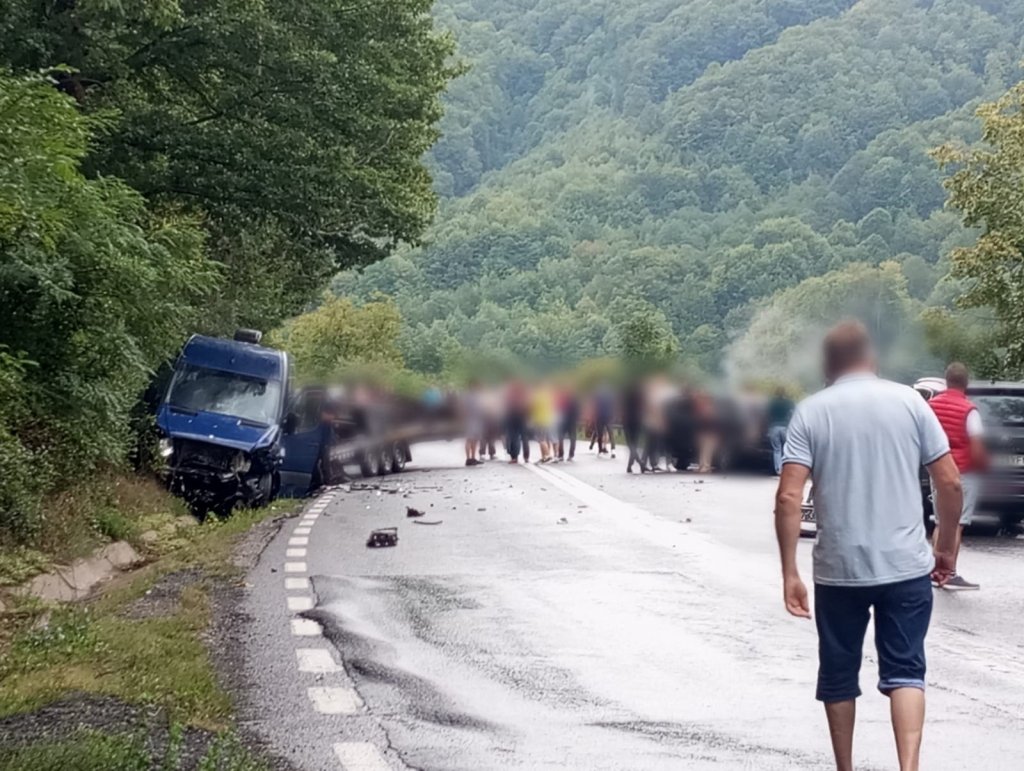 Accident într-o localitate din Cluj: Trafic îngreunat. Trei persoane primesc îngrijiri medicale