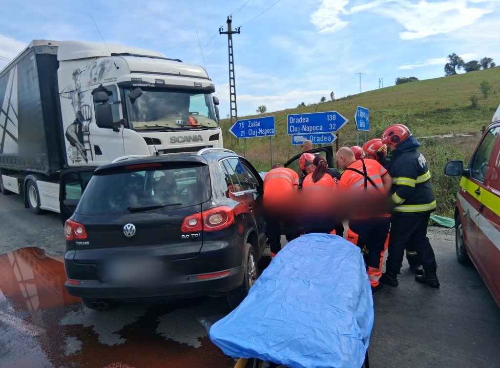 Accident rutier la Gârbău: Două persoane rănite, transportate la spital