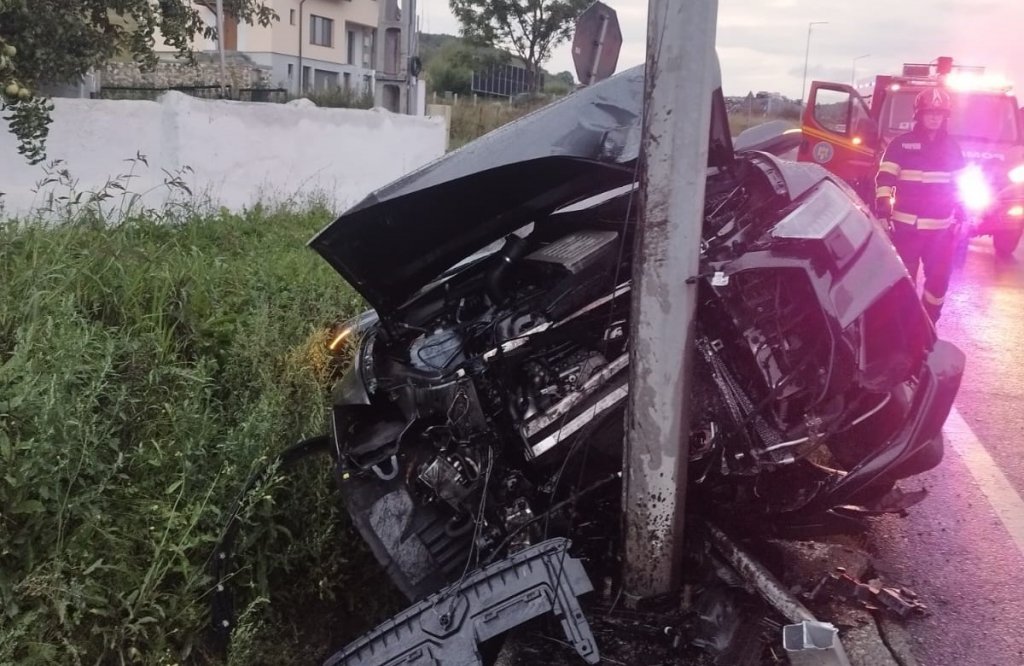 Accident într-o localitate din Cluj. Un șofer a intrat din plin într-un stâlp