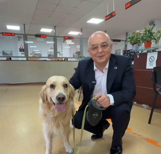 Clujul, mai pet-friendly de astăzi! Emil Boc a venit cu cățelul la Primărie:"E un semn de respect, de civilizație"
