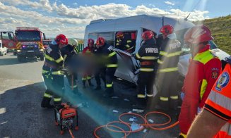 ACCIDENT pe A10, lângă Turda. Un microbuz s-a izbit de un TIR/ Echipaje medicale și descarcerarea, la fața locului