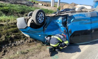 ACCIDENT cu trei mașini în Mihăiești. Una s-a răsturnat/ Descarcerarea și mai multe echipaje medicale, la fața locului