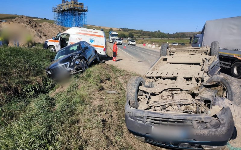ACCIDENT cu trei mașini în Mihăiești. Una s-a răsturnat/ Descarcerarea și mai multe echipaje medicale, la fața locului