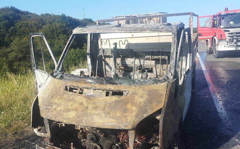 INCENDIU pe Vâlcele-Apahida. O dubă s-a făcut scrum după ce a fost cuprinsă de flăcări