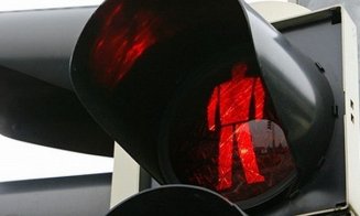 Semaforizare pentru pietoni atleți în Cluj-Napoca? Bătrânii nu apucă jumătatea străzii și se face roșu