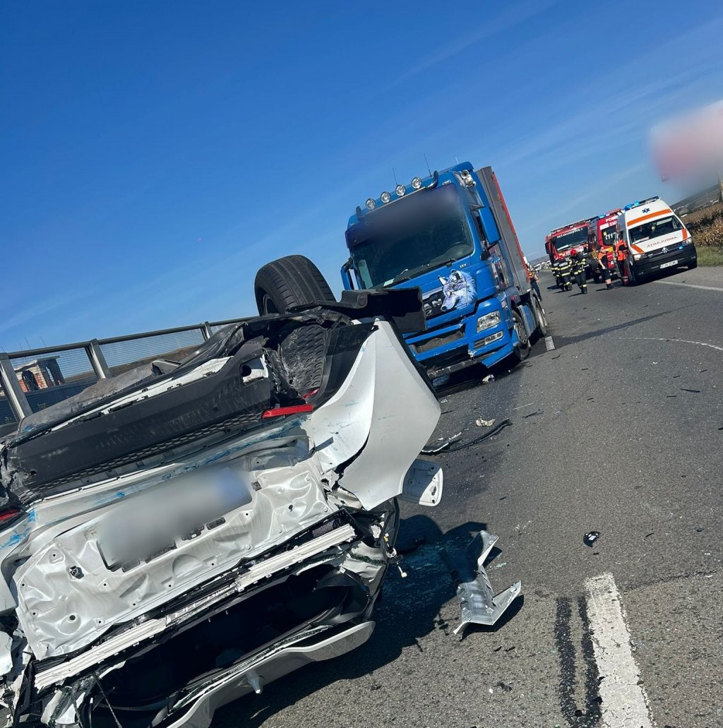 ACCIDENT cu două mașini și un camion în Apahida. Una dintre mașini, dată peste cap/ Descarcerarea, SMURD-ul și SAJ, la fața locului