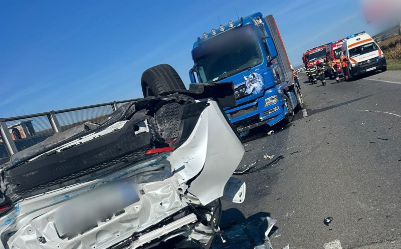 ACCIDENT cu două mașini și un camion în Apahida. Una dintre mașini, dată peste cap/ Descarcerarea, SMURD-ul și SAJ, la fața locului