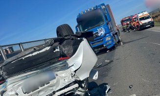ACCIDENT cu două mașini și un camion în Apahida. Una dintre mașini, dată peste cap/ Descarcerarea, SMURD-ul și SAJ, la fața locului