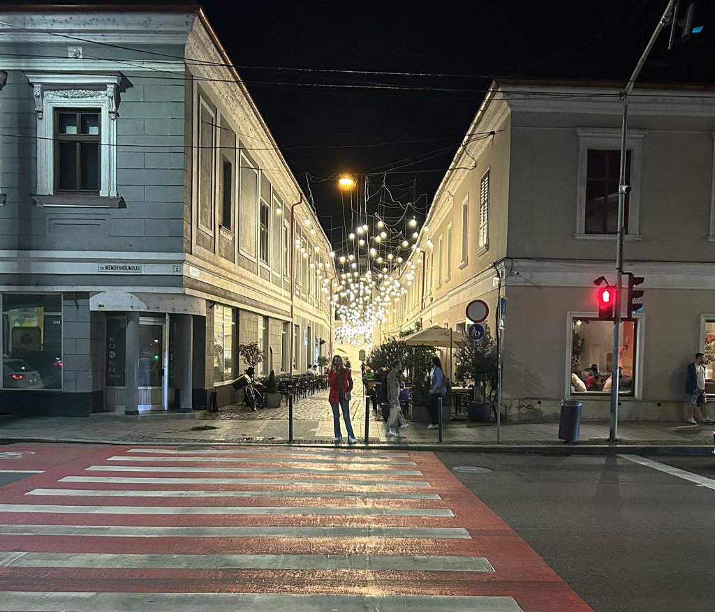 ”Seara trecută mă plimbam prin Cluj. Am obiceiul să vorbesc cu oamenii locului, să le ascult poveștile...” / „Boss, eu sunt născut în Colentina. M-am mutat aici acum 5 ani. Nu-mi place deloc”