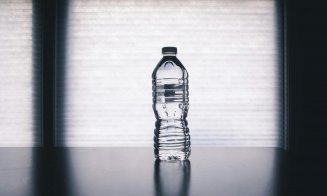 Sfârșitul apei scumpe în aeroporturile și gările din România: Prețul va fi plafonat. Câți bani vor da românii