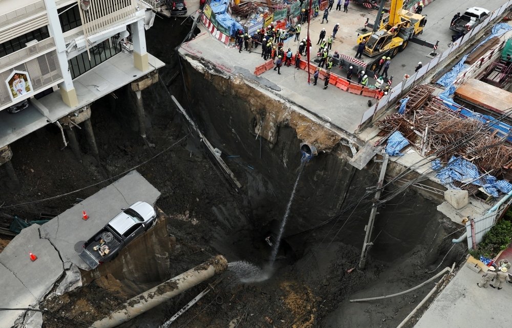 O șosea intens circulată s-a surpat lăsând un crater uriaș de aproape 50 de metri / A căzut peste o stație de metrou aflată în construcție