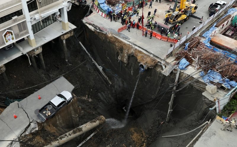 O șosea intens circulată s-a surpat lăsând un crater uriaș de aproape 50 de metri / A căzut peste o stație de metrou aflată în construcție