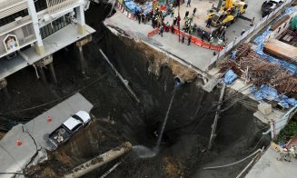 O șosea intens circulată s-a surpat lăsând un crater uriaș de aproape 50 de metri / A căzut peste o stație de metrou aflată în construcție