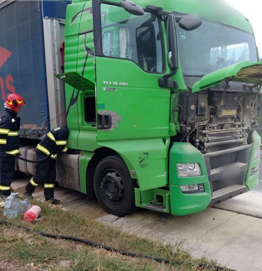 Un camion a luat foc pe Autostrada Transilvania, pe sensul Turda-Gilău