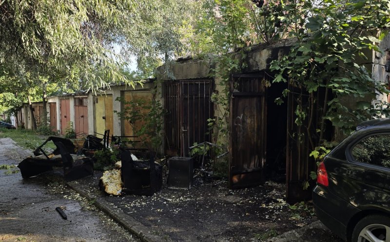 Garaje distruse de foc în cartierul Zorilor. Pompierii au stabilit cauza probabilă a izbucnirii incendiului
