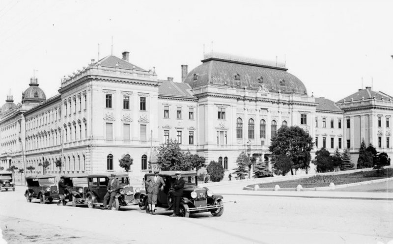 Vechiul Cluj: Stația de taximetre din fața Teatrului Național. Ghicești anul?