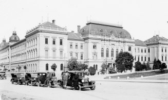 Vechiul Cluj: Stația de taximetre din fața Teatrului Național. Ghicești anul?