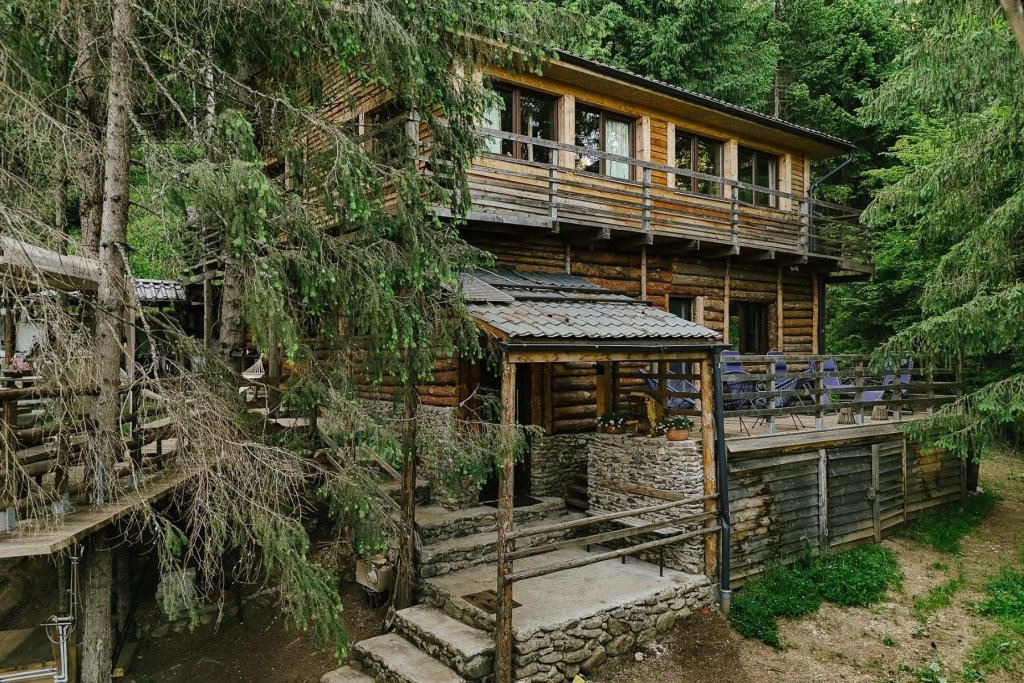 Cabană Off-Grid, în inima unei rezervații naturale din Cluj. Prețul include și două mașini