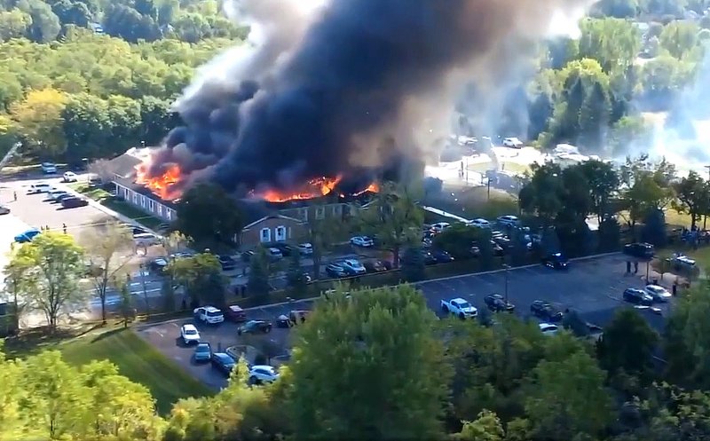 Atac armat la o biserică din SUA: Un fost pușcaș marin a ucis și a rănit mai multe persoane / În biserica incendiată ar putea fi găsitie mai multe cadavre
