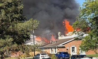 Atac armat la o biserică din SUA: Un fost pușcaș marin a ucis și a rănit mai multe persoane / În biserica incendiată ar putea fi găsitie mai multe cad