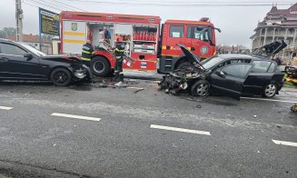 Accident grav pe un drum din Cluj: patru autoturisme implicate. O femeie și un copil au ajuns la spital