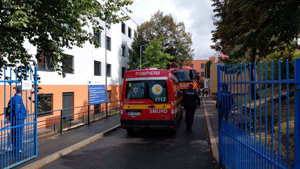 Incendiu la o școală din Cluj-Napoca. Peste 300 de elevi s-au autoevacuat. Patru autospeciale ISU au intervenit