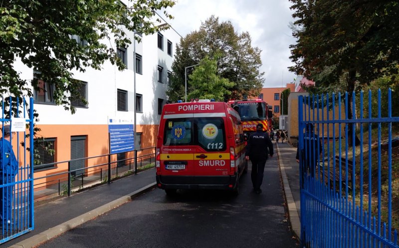 Incendiu la o școală din Cluj-Napoca. Peste 300 de elevi s-au autoevacuat. Patru autospeciale ISU au intervenit