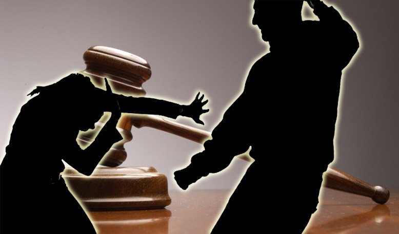„Am fost strânsă de gât și tot eu plătesc. Degeaba polițiștii își fac treaba, dacă Justiția doarme” / Cheltuieli de judecată suportate de victimă, nu de agresor