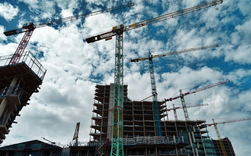 Numărul autorizațiilor de construire pentru clădiri rezidențiale, în scădere. Care e situația în regiunea din care face parte și Clujul