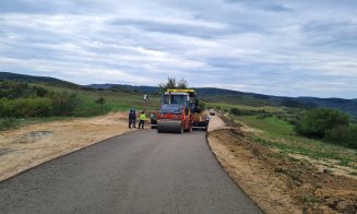 Doar un pas până la asfaltare! Se așterne stratul de balast pe drumul care duce la Monumentul Răscoalei de la Bobâlna