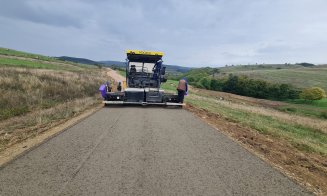 Doar un pas până la asfaltare! Se așterne stratul de balast pe drumul care duce la Monumentul Răscoalei de la Bobâlna