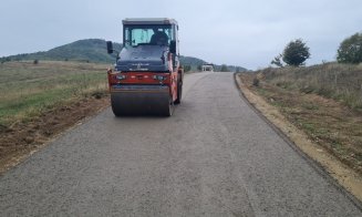 Doar un pas până la asfaltare! Se așterne stratul de balast pe drumul care duce la Monumentul Răscoalei de la Bobâlna