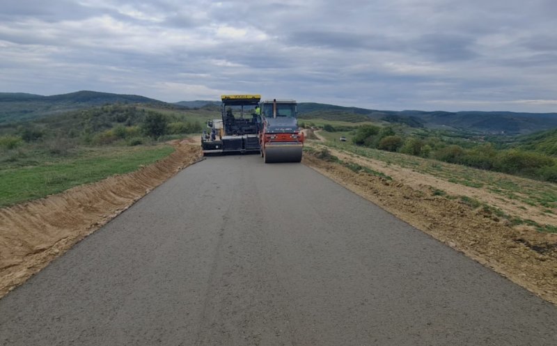 Doar un pas până la asfaltare! Se așterne stratul de balast pe drumul care duce la Monumentul Răscoalei de la Bobâlna