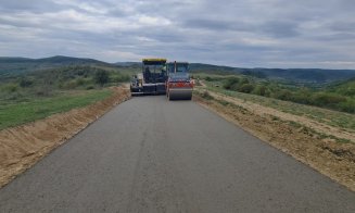 Doar un pas până la asfaltare! Se așterne stratul de balast pe drumul care duce la Monumentul Răscoalei de la Bobâlna